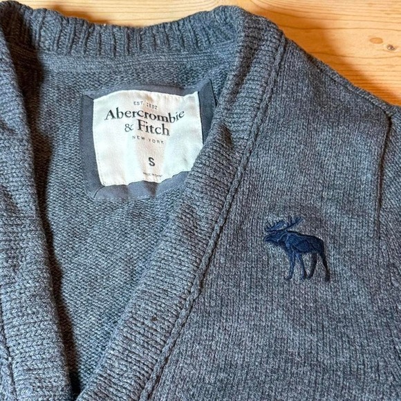 Abercrombie & Fitch gray cardigan sweater Men's Small - Picture 2 of 6